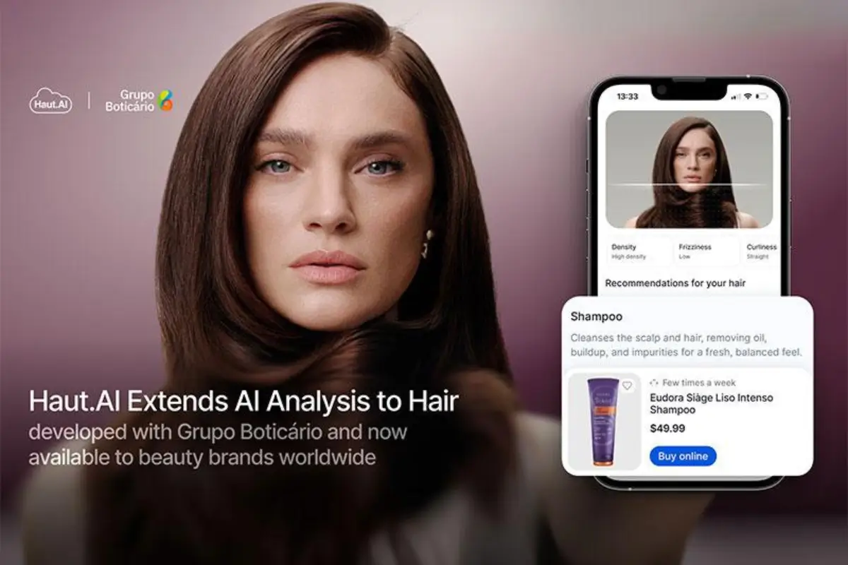 Pessoa utilizando uma ferramenta de análise capilar por inteligência artificial em um smartphone